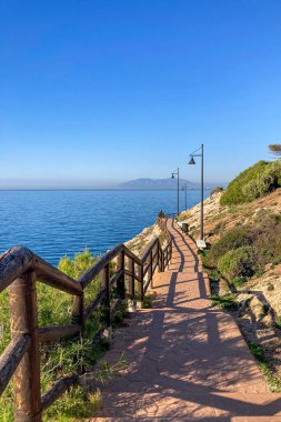 Sabah, kayaların üzerinde ve İspanya 'nın Rincon de la Victoria kentindeki 