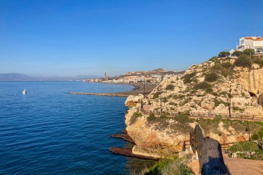 Sabah, kayaların üzerinde ve İspanya 'nın Rincon de la Victoria kentindeki 