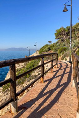 Sabah, kayaların üzerinde ve İspanya 'nın Rincon de la Victoria kentindeki 