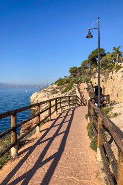 Sabah, kayaların üzerinde ve İspanya 'nın Rincon de la Victoria kentindeki 