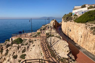 RINCON DE LA VICTORIA, İspanya - 21 Şubat 2024: Kayaların üzerinde ve 21 Şubat 2024 tarihinde İspanya 'nın Rincon de la Victoria kentindeki 