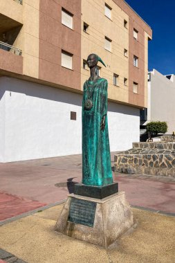 RINCON DE LA VICTORIA, İspanya - 21 Şubat 2024: Noctiluca Anıtı, Fenike Tanrıçası Malac, Rincon de la Victoria, İspanya 21 Şubat 2024