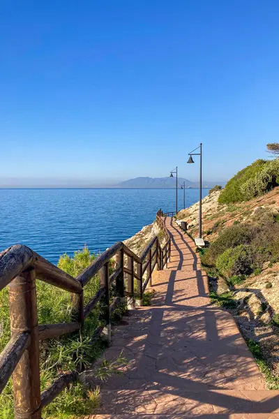 Sabah, kayaların üzerinde ve İspanya 'nın Rincon de la Victoria kentindeki 