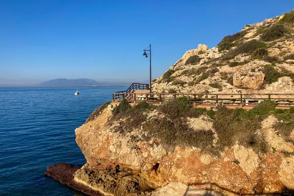 Sabah, kayaların üzerinde ve İspanya 'nın Rincon de la Victoria kentindeki 