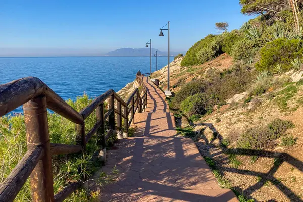 Sabah, kayaların üzerinde ve İspanya 'nın Rincon de la Victoria kentindeki 