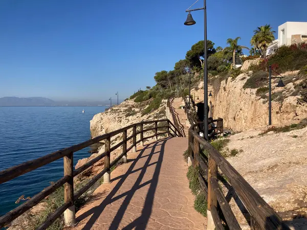 Sabah, kayaların üzerinde ve İspanya 'nın Rincon de la Victoria kentindeki 