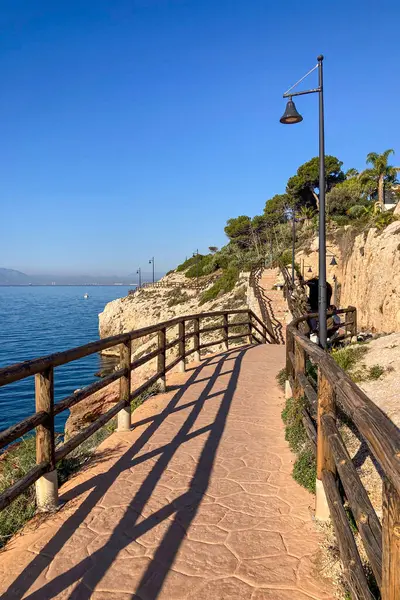 Sabah, kayaların üzerinde ve İspanya 'nın Rincon de la Victoria kentindeki 