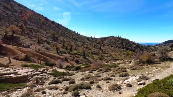 前往西班牙安达卢西亚Sierra Las Nieves国家公园Torrecilla山顶的远足小径 — 图库视频影像