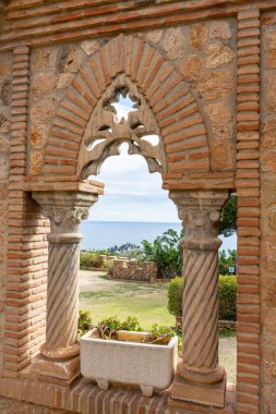 BANALMADENA, İspanya - 10 Şubat 2023 Castillo de Colomare, Christopher Columbus 'a adanmış bir masal kalesi gibi inşa edilmiş bir anıttır. Banalmadena, İspanya 10 Şubat 2023