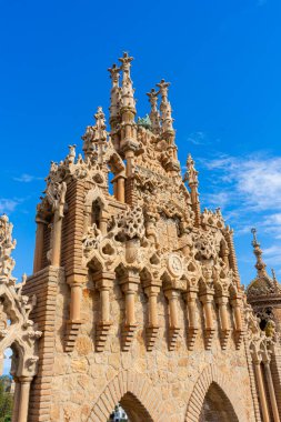 BANALMADENA, İspanya - 10 Şubat 2023 Castillo de Colomare, Christopher Columbus 'a adanmış bir masal kalesi gibi inşa edilmiş bir anıttır. Banalmadena, İspanya 10 Şubat 2023