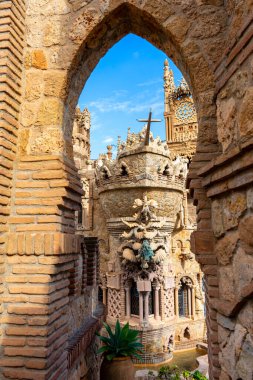 BANALMADENA, İspanya - 10 Şubat 2023 Castillo de Colomare, Christopher Columbus 'a adanmış bir masal kalesi gibi inşa edilmiş bir anıttır. Banalmadena, İspanya 10 Şubat 2023