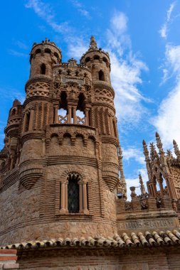 BANALMADENA, İspanya - 10 Şubat 2023 Castillo de Colomare, Christopher Columbus 'a adanmış bir masal kalesi gibi inşa edilmiş bir anıttır. Banalmadena, İspanya 10 Şubat 2023