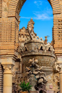 BANALMADENA, İspanya - 10 Şubat 2023 Castillo de Colomare, Christopher Columbus 'a adanmış bir masal kalesi gibi inşa edilmiş bir anıttır. Banalmadena, İspanya 10 Şubat 2023