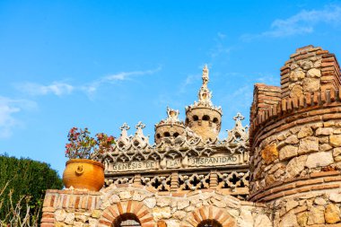 BANALMADENA, İspanya - 10 Şubat 2023 Castillo de Colomare, Christopher Columbus 'a adanmış bir masal kalesi gibi inşa edilmiş bir anıttır. Banalmadena, İspanya 10 Şubat 2023