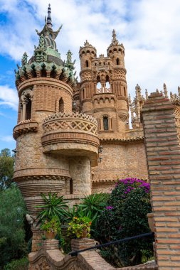 BANALMADENA, İspanya - 10 Şubat 2023 Castillo de Colomare, Christopher Columbus 'a adanmış bir masal kalesi gibi inşa edilmiş bir anıttır. Banalmadena, İspanya 10 Şubat 2023