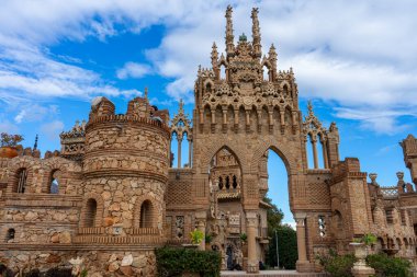 BANALMADENA, İspanya - 10 Şubat 2023 Castillo de Colomare, Christopher Columbus 'a adanmış bir masal kalesi gibi inşa edilmiş bir anıttır. Banalmadena, İspanya 10 Şubat 2023