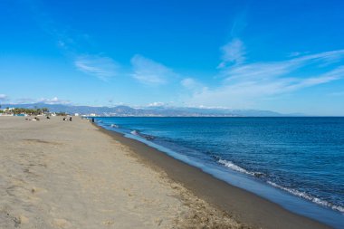 İspanya, Malaga 'da Akdeniz üzerinde mavi gökyüzü