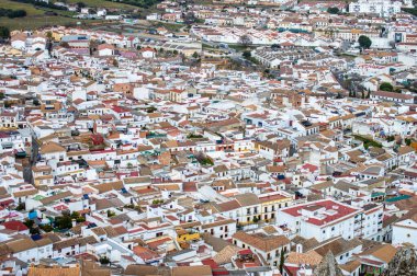 ALMODOVAR DEL RIO, İSPAN - FERBUARY 12, 2023: Almodovar kalesinden (Castillo de Almodovar del Rio), 12 Şubat 2023 tarihinde İspanya 'nın Almodovar del Rio kentindeki Müslüman kökenli bir kale.