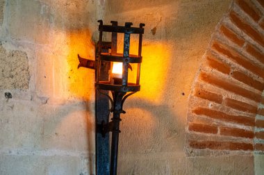 ALMODOVAR DEL RIO, SPAIN - FERBUARY 12, 2023: Almodovar kalesi (Castillo de Almodvar del Ro), 12 Şubat 2023 tarihinde İspanya 'nın Almodovar del Rio kentinde Müslümanların kalesi.