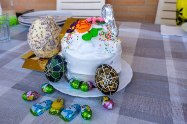 Geleneksel Ukrayna Paskalya pastası (paska) yumurtalı (pysanky))