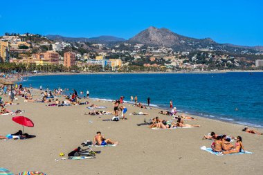 MALAGA, İspanya - 9 Nisan 2023: güneşli bir günde Malageta plajı 9 Nisan 2023