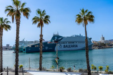 MALAGA, İspanya - 9 Nisan 2023: Malaga limanının güneşli bir günde 9 Nisan 2023 tarihinde Malaga, İspanya 'da panoramik manzarası