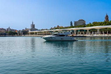 MALAGA, İspanya - 9 Nisan 2023: Malaga limanının güneşli bir günde 9 Nisan 2023 tarihinde Malaga, İspanya 'da panoramik manzarası