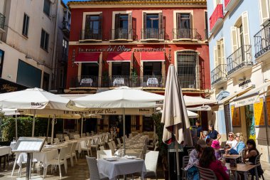 MALAGA, İspanya - 9 Nisan 2023: 9 Nisan 2023 'te Malaga, İspanya' da rahat caddelerde yürümek