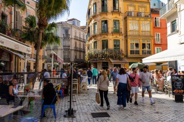 MALAGA, İspanya - 9 Nisan 2023: 9 Nisan 2023 'te Malaga, İspanya' da rahat caddelerde yürümek