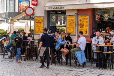 MALAGA, İspanya - 9 Nisan 2023: 9 Nisan 2023 'te Malaga, İspanya' da rahat caddelerde yürümek