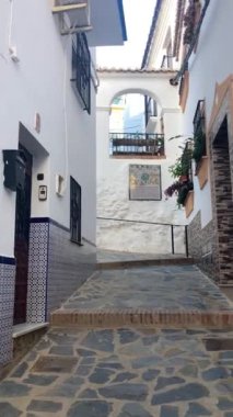 CANILLAS DE ACEITUNO, İspanya - 2 Mart 2024: Canillas de Aceituno, İspanya 'da sakin sokaklar