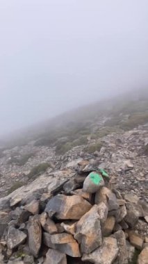 Fırtına gününde Maroma tepesine doğru yürüyüş yolunda sis ve bulutlar, Sierra Tejeda, İspanya 