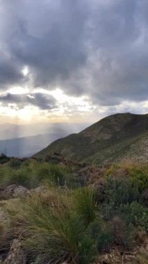 Fırtınalı bir günde Maroma tepesine yürüyüş parkurundan vadiye gün batımı, Sierra Tejeda, İspanya 