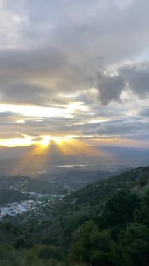 Fırtınalı bir günde Maroma tepesine yürüyüş parkurundan vadiye gün batımı, Sierra Tejeda, İspanya 