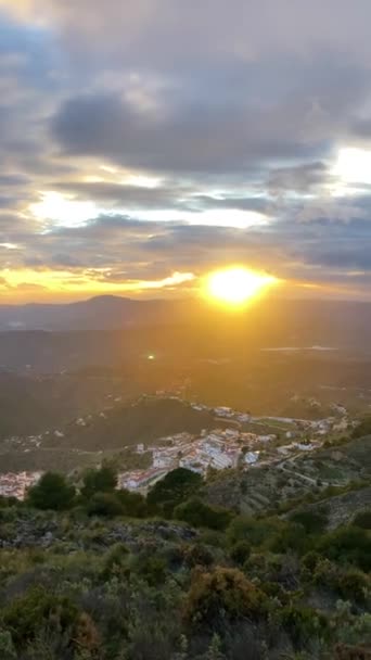 Sonnenuntergang Über Dem Tal Vom Wanderweg Zum Maroma Gipfel Gewittertag — Stockvideo