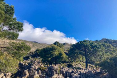 Fırtına gününde Maroma 'ya yürüyüş parkurundan panoramik manzara, Sierra Tejeda, İspanya 