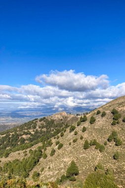 Fırtına gününde Maroma 'ya yürüyüş parkurundan panoramik manzara, Sierra Tejeda, İspanya 