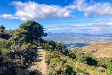 Fırtına gününde Maroma 'ya yürüyüş parkurundan panoramik manzara, Sierra Tejeda, İspanya 