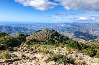 Fırtına gününde Maroma 'ya yürüyüş parkurundan panoramik manzara, Sierra Tejeda, İspanya 