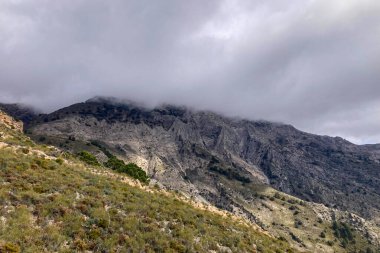 Fırtına gününde Maroma 'ya yürüyüş parkurundan panoramik manzara, Sierra Tejeda, İspanya 