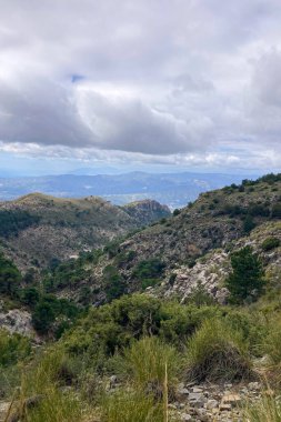 Fırtına gününde Maroma 'ya yürüyüş parkurundan panoramik manzara, Sierra Tejeda, İspanya 