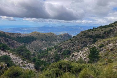 Fırtına gününde Maroma 'ya yürüyüş parkurundan panoramik manzara, Sierra Tejeda, İspanya 