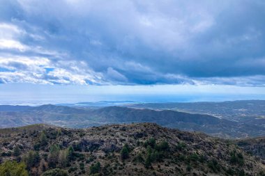 Fırtına gününde Maroma 'ya yürüyüş parkurundan panoramik manzara, Sierra Tejeda, İspanya 