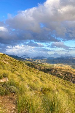 Fırtınalı bir günde Maroma tepesine yürüyüş parkurundan vadiye gün batımı, Sierra Tejeda, İspanya 