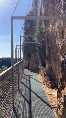 Alman nehri üzerinden Colgante Köprüsü 'ne (Puente Colgante El Saltillo) yürüyüş yolu, Sierra Tejeda, İspanya