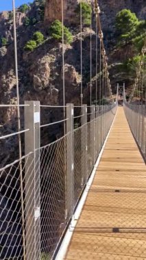 Alman nehri üzerinden Colgante Köprüsü 'ne (Puente Colgante El Saltillo) yürüyüş yolu, Sierra Tejeda, İspanya