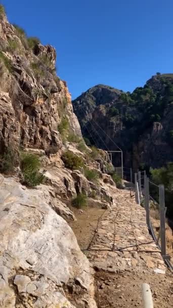 コルガンテ橋 ペンテ コルガンテ ソルティーロ へのハイキングトレイル シエラ テジェダ アンダルシア スペイン — ストック動画