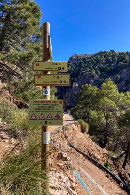 CANILLAS DE ACEITUNO, İspanya - 2 Mart 2024: Colgante köprüsüne (Puente Colgante El Saltillo) yürüyüş yolu Canillas de Aceituno, İspanya 2 Mart 2024