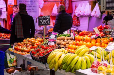 VALENCIA, İspanya - 2 Şubat 2024 'te İspanya' nın başkenti Valencia 'da sebze, meyve ve deniz ürünleri satın alan insanlar