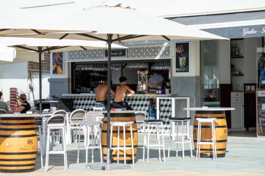 ESTEPONA, İspanya - 29 Temmuz 2023 'te İspanya' nın Estepona kentinde güneşli bir yaz gününde şehir merkezinde yürüyüş